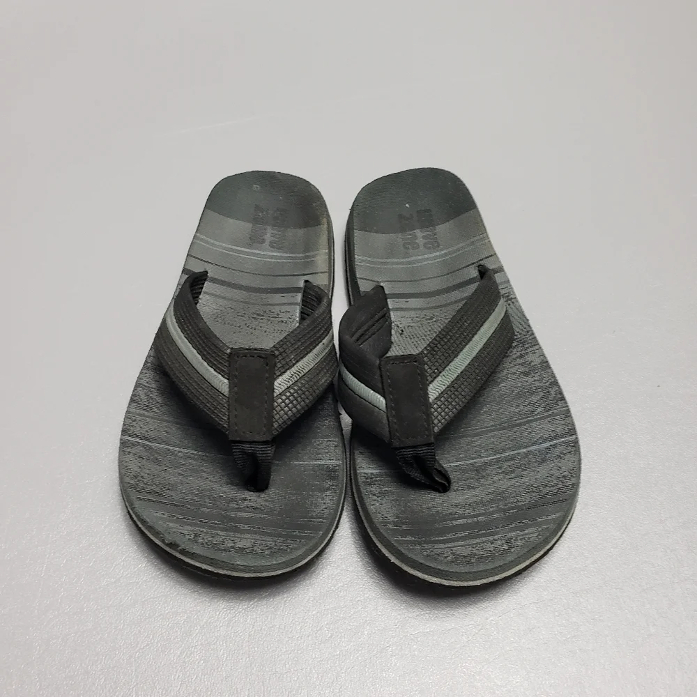 Boys wave zone flip flops size 13